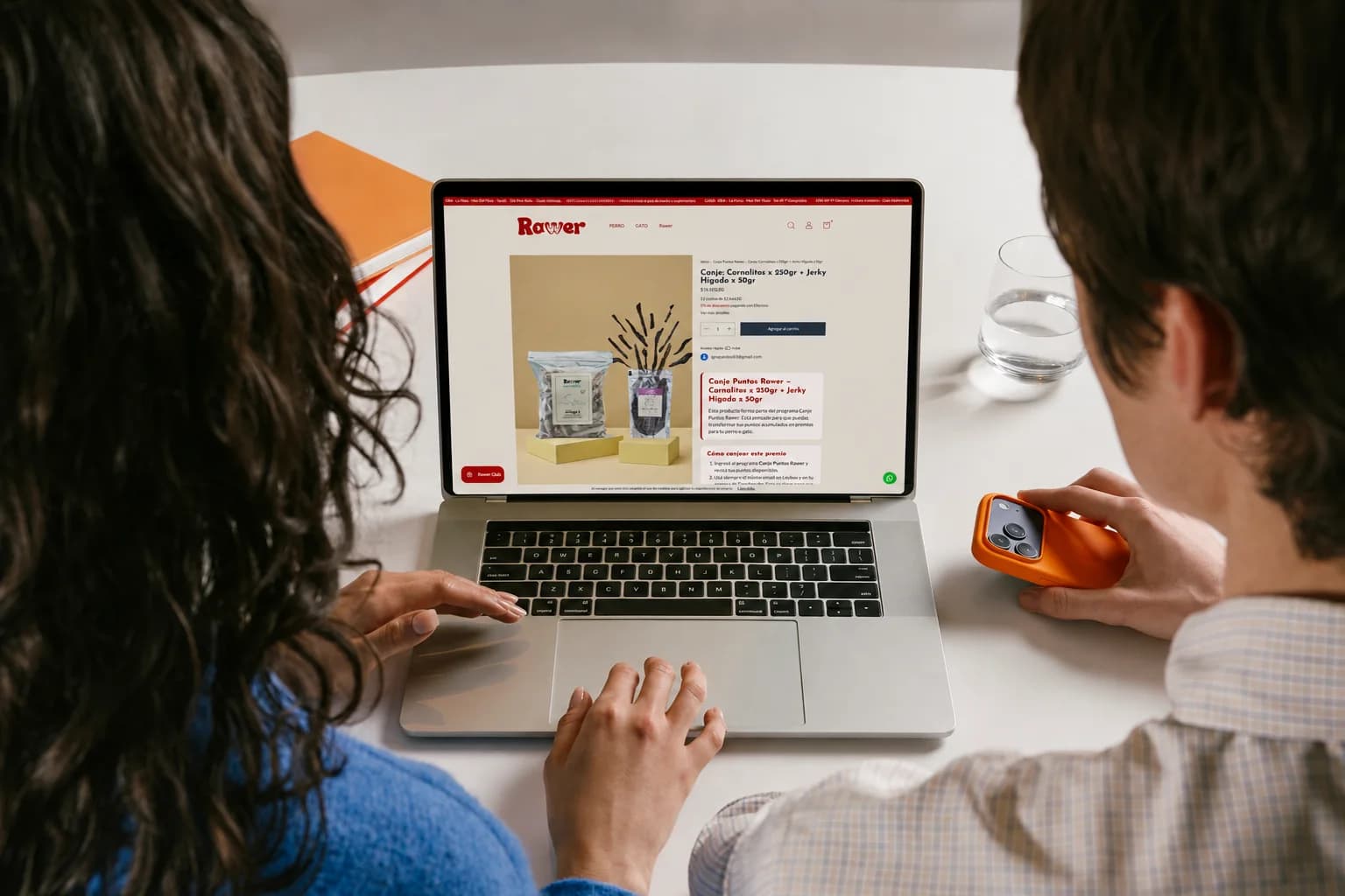 Dos personas mirando la tienda online de Rawer en una notebook