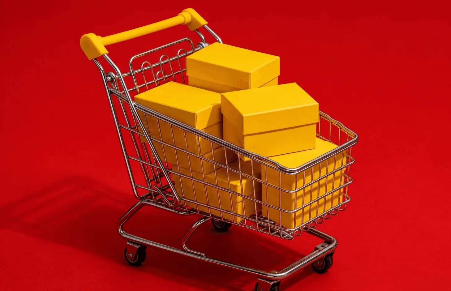 Un carrito de supermercado cargado de cajas amarillas sobre un fondo rojo
